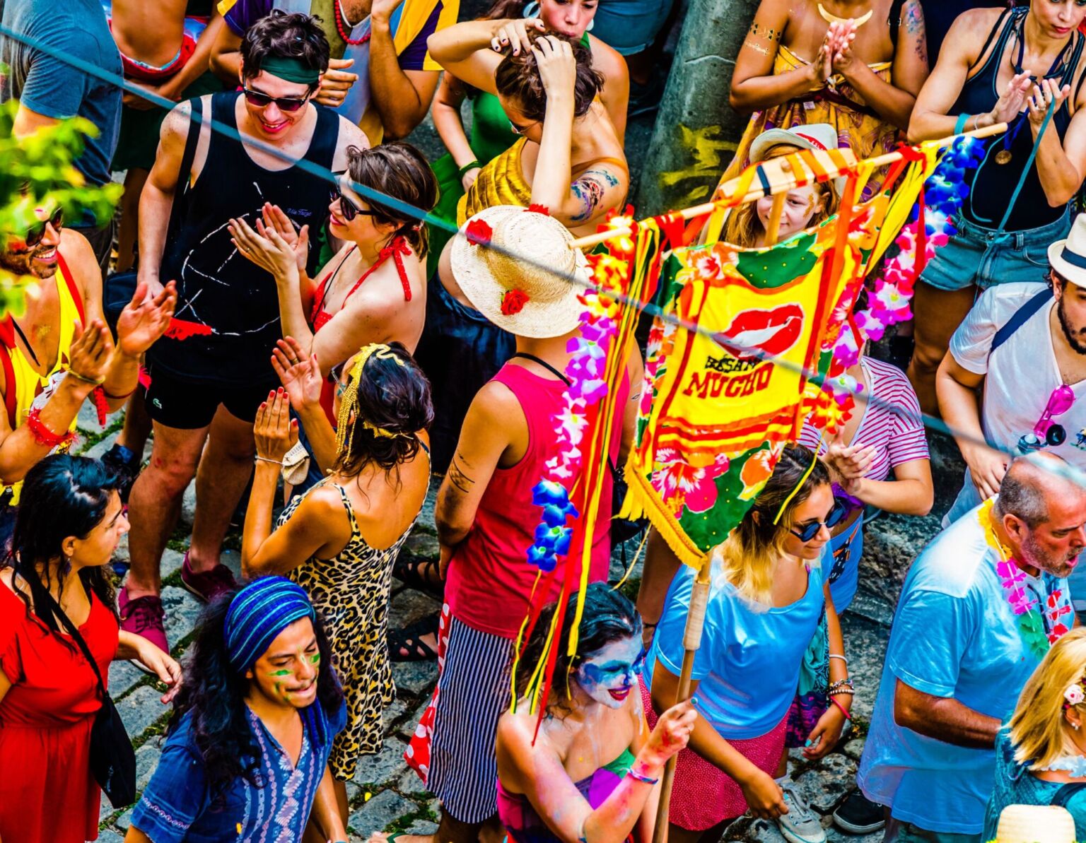 No momento, você está visualizando Blocos carnavalescos animam as vendas do comércio carioca